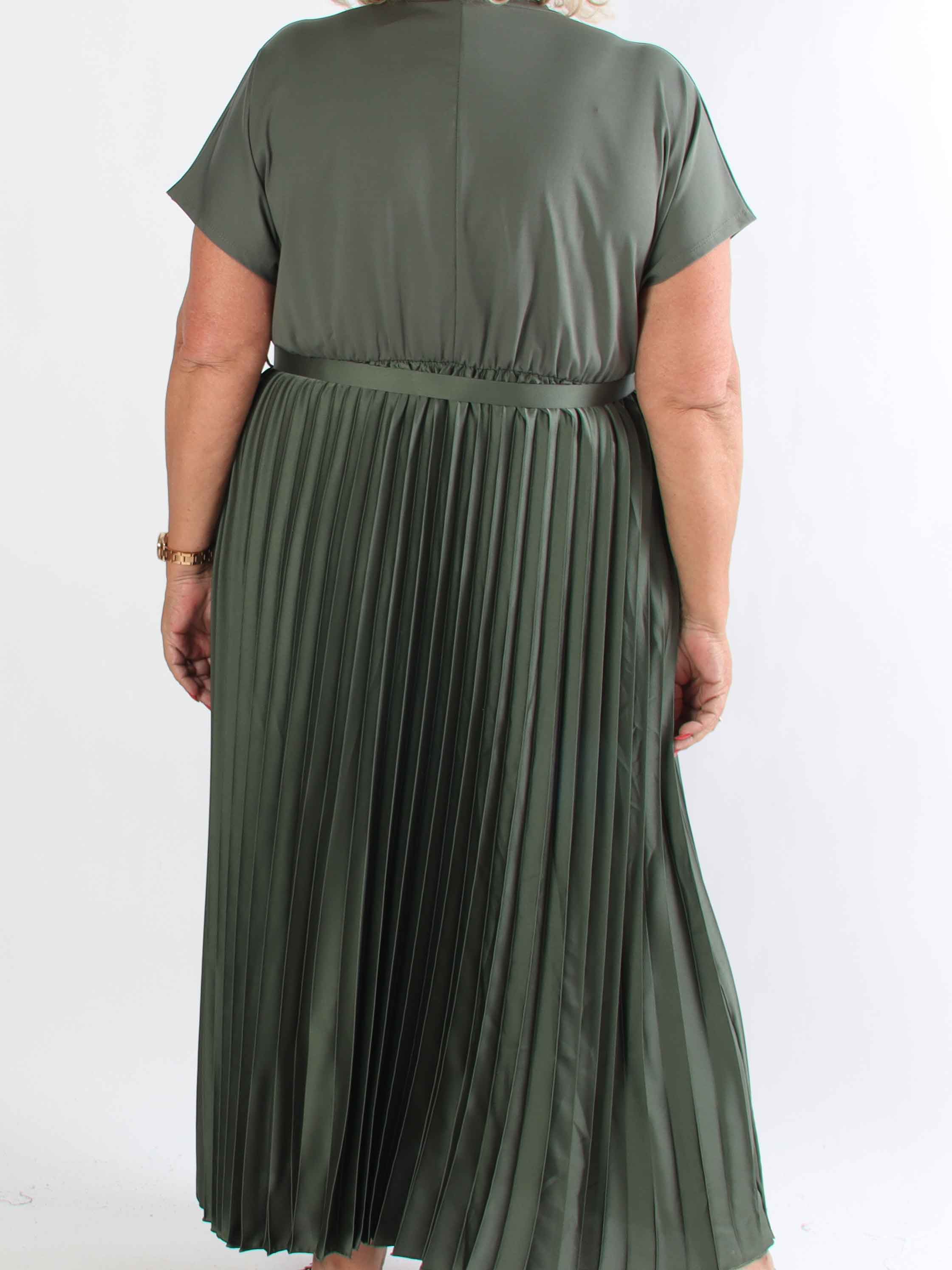 Melaina - Lang plus size kjole med plisseret skørt